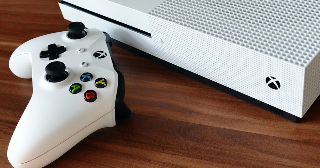 Console Xbox Series S bianca con controller