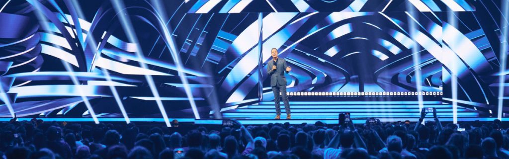 Geoff Keighley sul palco della Gamescom Opening Night Live
